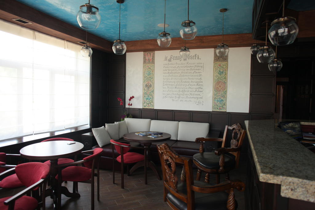 איוונו-פרנקיבסק Fontush Boutique Hotel מראה חיצוני תמונה