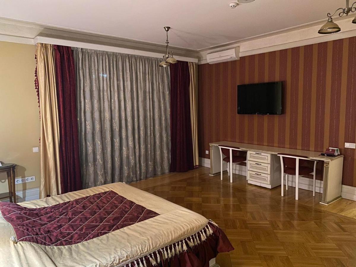 איוונו-פרנקיבסק Fontush Boutique Hotel מראה חיצוני תמונה