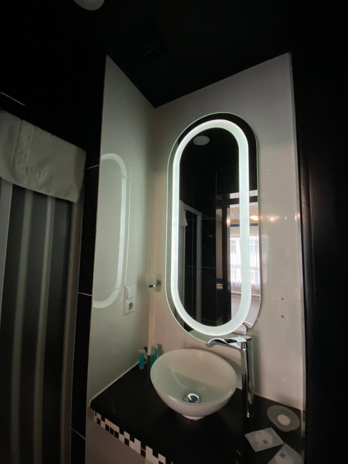 איוונו-פרנקיבסק Fontush Boutique Hotel מראה חיצוני תמונה
